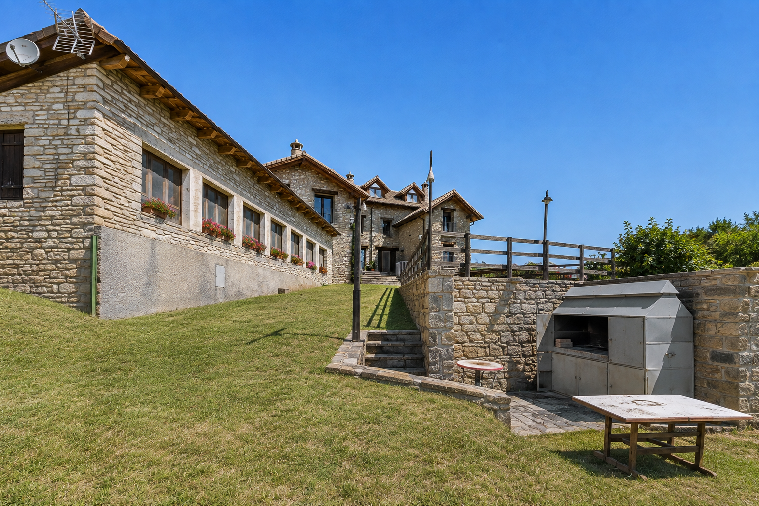 Barbacoa exterior junto a la casa