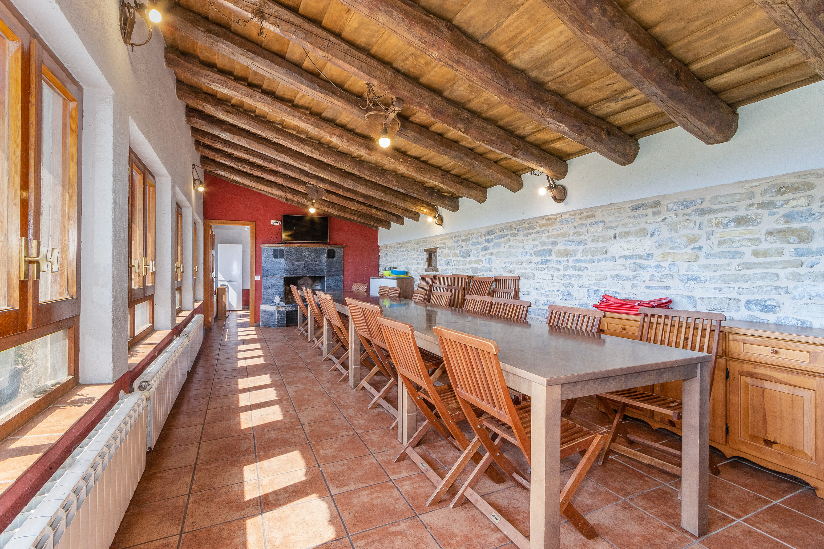 Salón comedor común con mesas para grupos