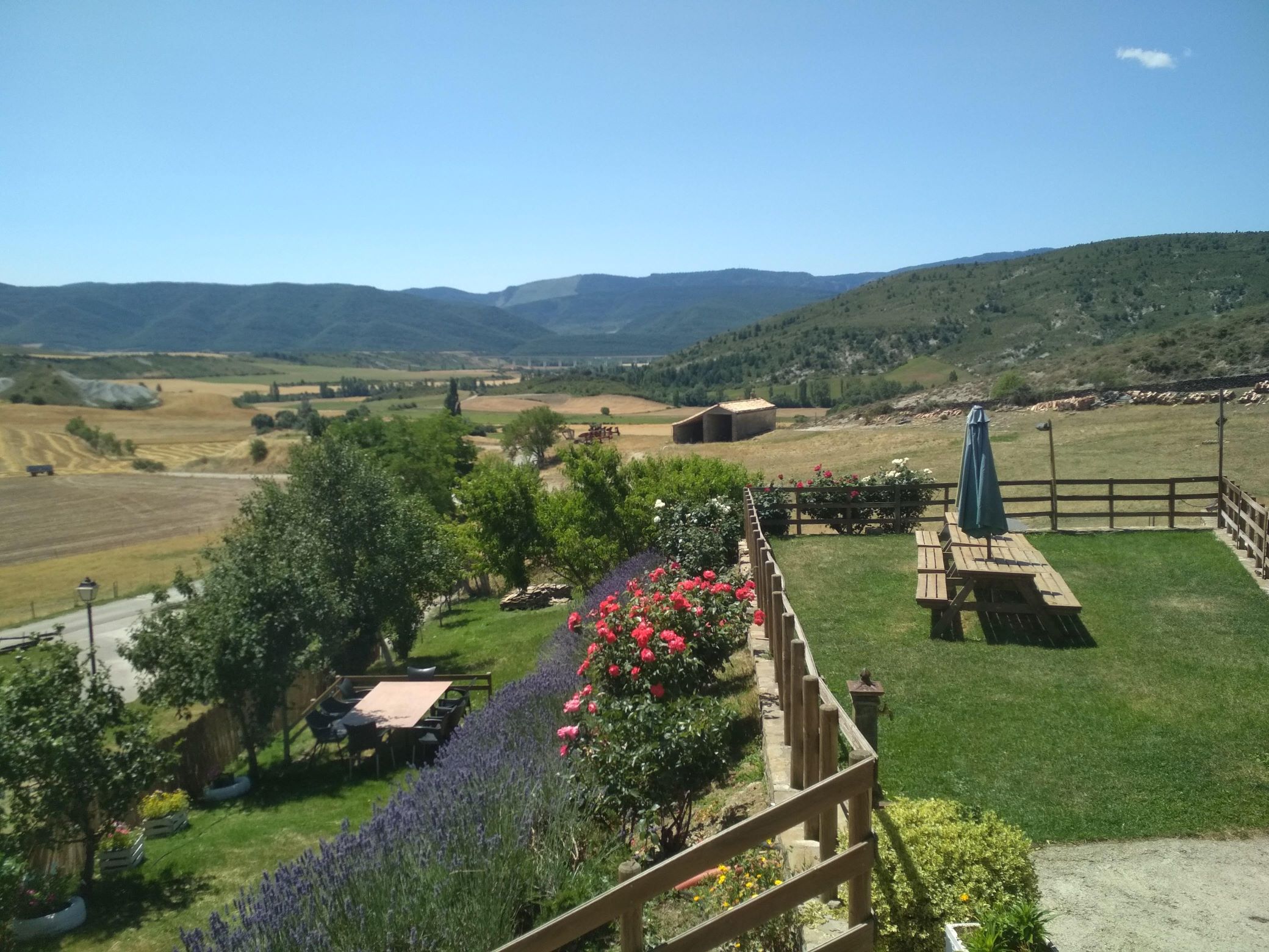 Jardín de la casa con flores y vistas al valle